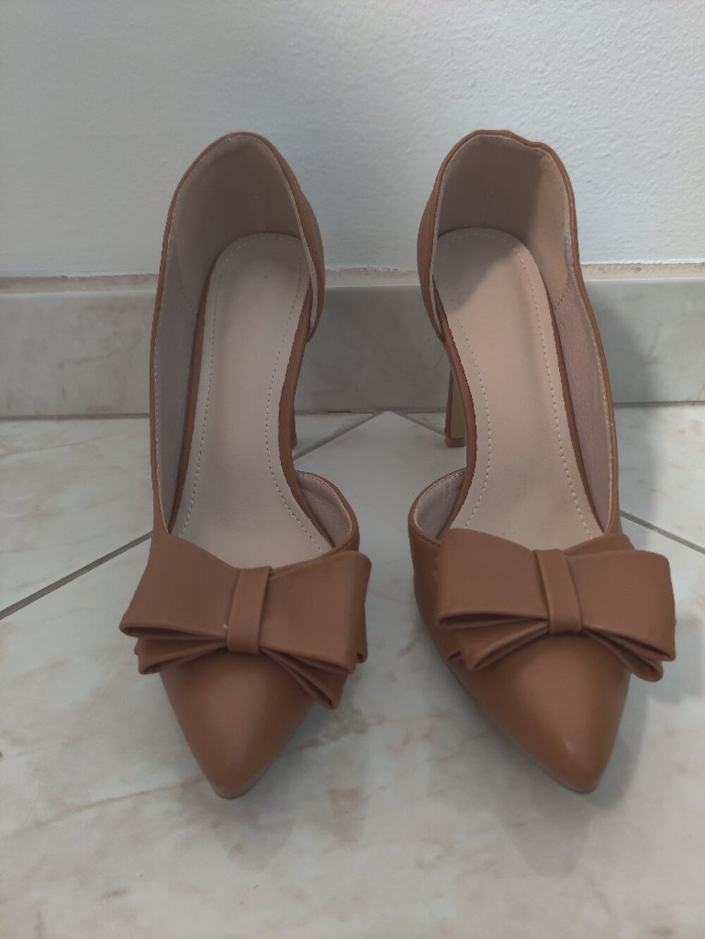 Beige/Tan Bowed Heels - Size 8